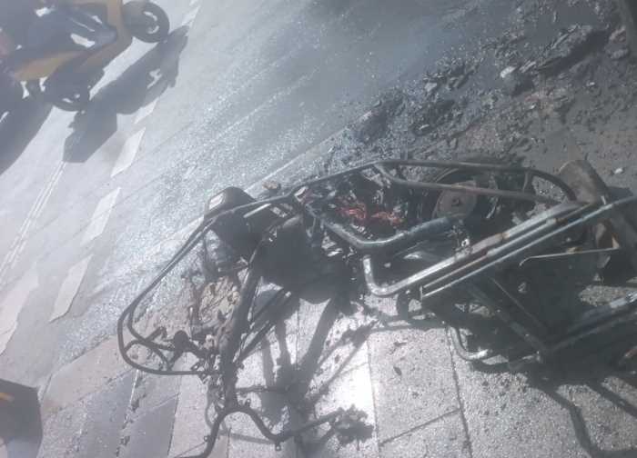 Kuryenin Motosikleti Alev Alev Yandı: Korkunç Yangın Sultangazi'de Panik Yarattı