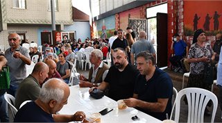 Av. Ali Acar, Gazi Cemevi’nde Aşure Lokmasını Canlarla Paylaştı: “Birlik ve Beraberliğimiz En Büyük Gücümüzdür”