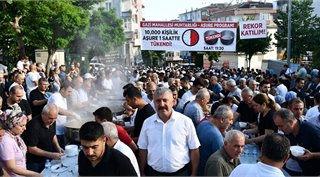  Gazi Mahallesi Muhtarlığı'nın Aşure Programında Büyük İzdiham: 10 Bin Kişilik Aşure Bir Saatte Tükendi