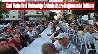 Gazi Mahallesi Muhtarlığı Önünde Aşure Dağıtımında İzdiham 