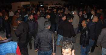 Halk elinde sopa sokağa döküldü!