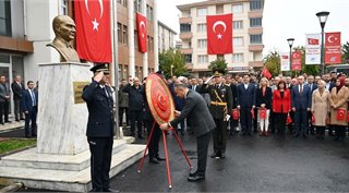 Sultangazi’de 29 Ekim Cumhuriyet Bayramı Coşkusu: Atatürk Büstüne Çelenk Sunuldu