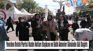 Yeniden Refah Partisi Kadın Kolları Başkanı ve Ekibi Anneler Gününde Gül Dağıttı 