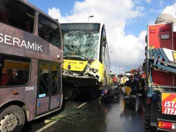 Yoldan Çıkan Metrobüs Korku Saçtı