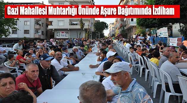 Gazi Mahallesi Muhtarlığı Önünde Aşure Dağıtımında İzdiham 