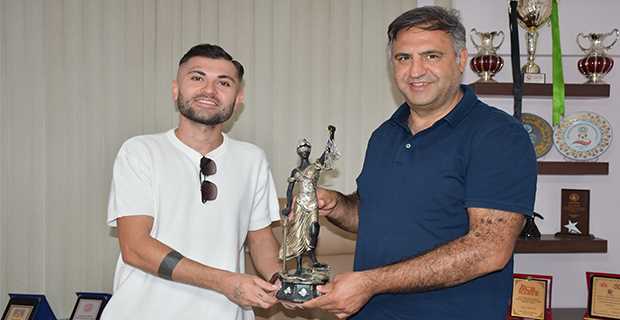 Kadir Gündoğdu’dan Av. Ali Acar’a Anlamlı Hediye