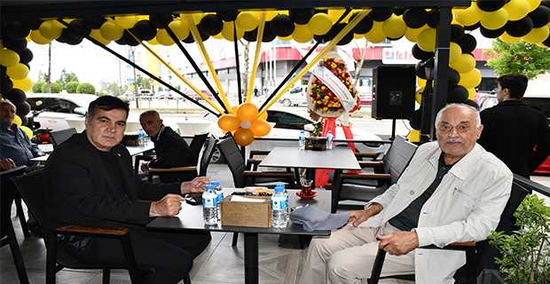 Konya Yunak Eski Belediye Başkanı Can Beyli Hasan Ürün, Beyzadem Künefe'nin Açılışına Katıldı: "Bol Bereketli Kazançlar Dilerim"