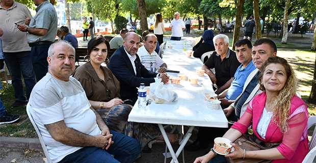  Ramazan Yıldırım, Muhtar Yasemin Güngör’ün Aşure Lokmasına Katıldı