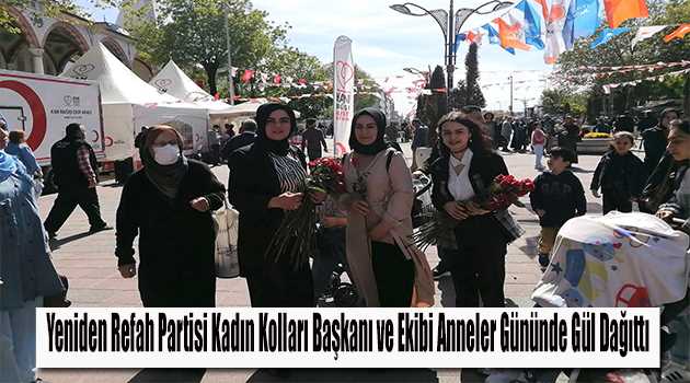 Yeniden Refah Partisi Kadın Kolları Başkanı ve Ekibi Anneler Gününde Gül Dağıttı 