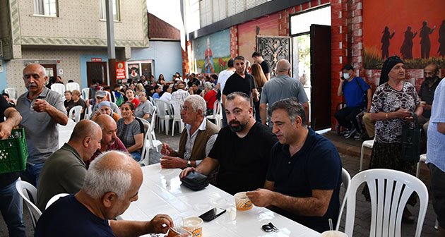 Av. Ali Acar, Gazi Cemevi’nde Aşure Lokmasını…