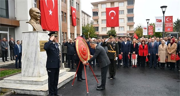 Sultangazi’de 29 Ekim Cumhuriyet Bayramı Coşkusu: Atatürk Büstüne Çelenk Sunuldu